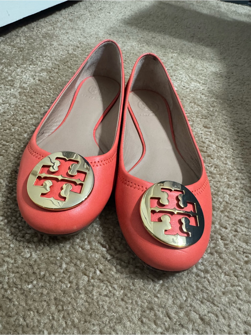Woman’s Tory Burch Reva Poppy Coral Leather Gold Logo Ballet Flat Shoe Size 7
